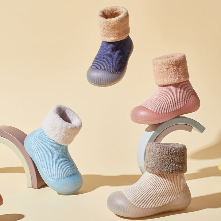 WarmNest – Meia-Sapatinho Antiderrapante para Primeiros Passinhos no Inverno