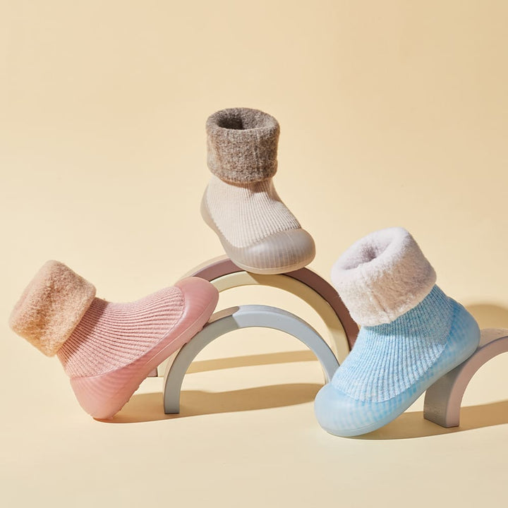 WarmNest – Meia-Sapatinho Antiderrapante para Primeiros Passinhos no Inverno
